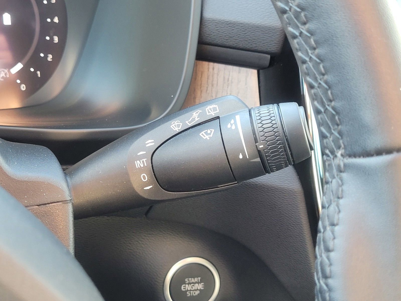 Certified 2023 Volvo XC40 B5 Plus w/ Protection Package Premier image 21