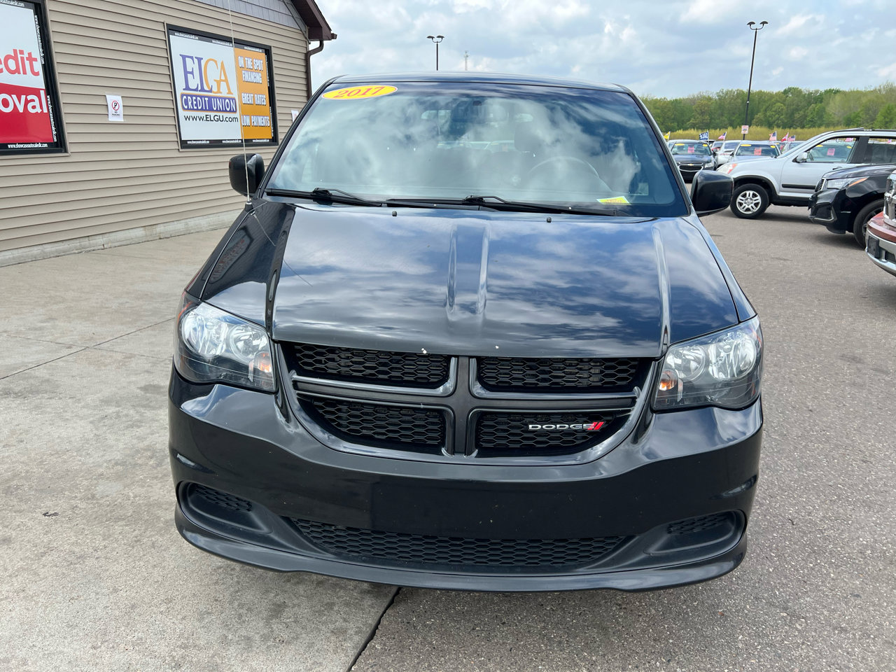 Used 2017 Dodge Grand Caravan SE image 2