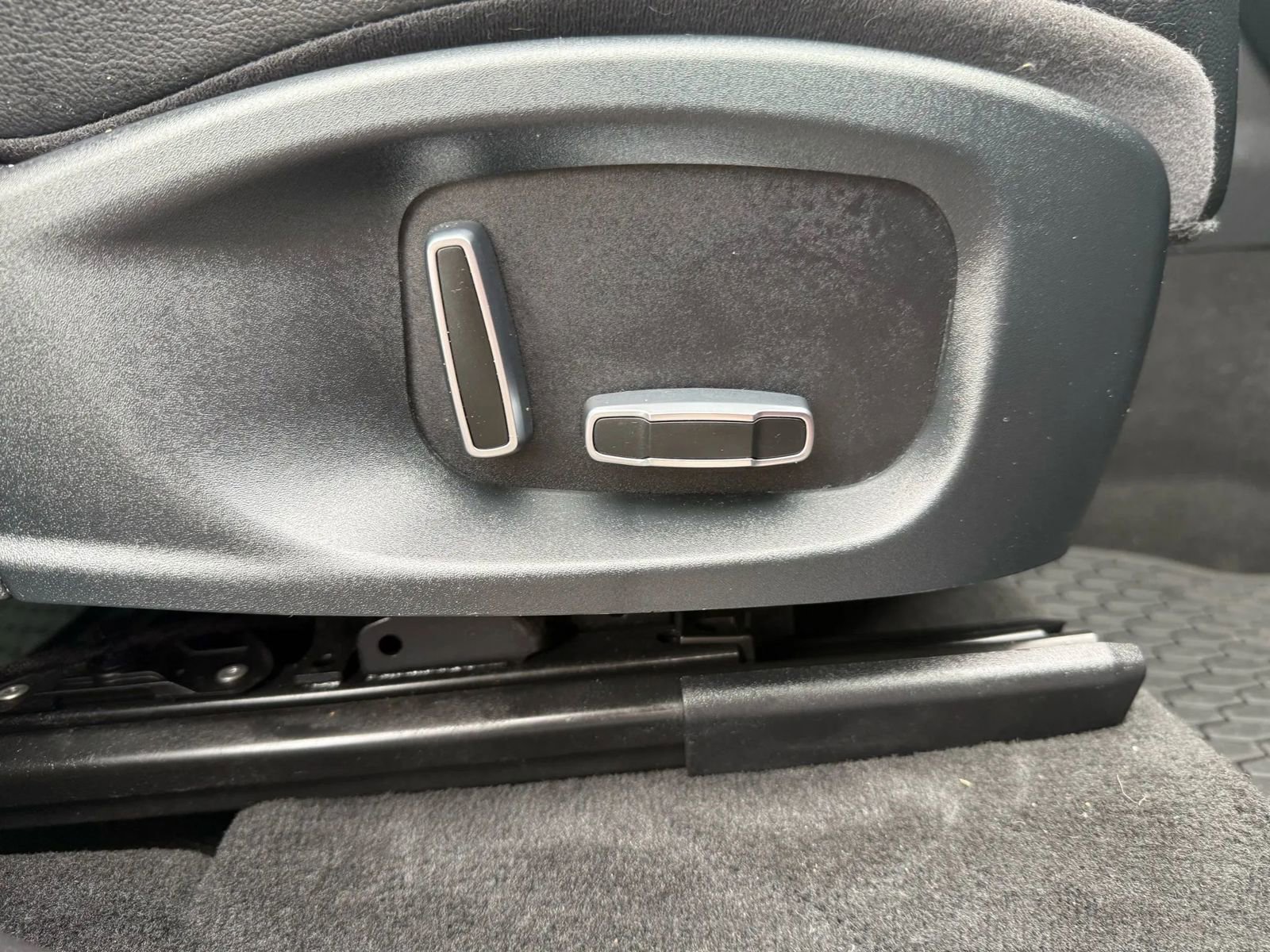 Used 2019 Jaguar F-PACE Premium image 25