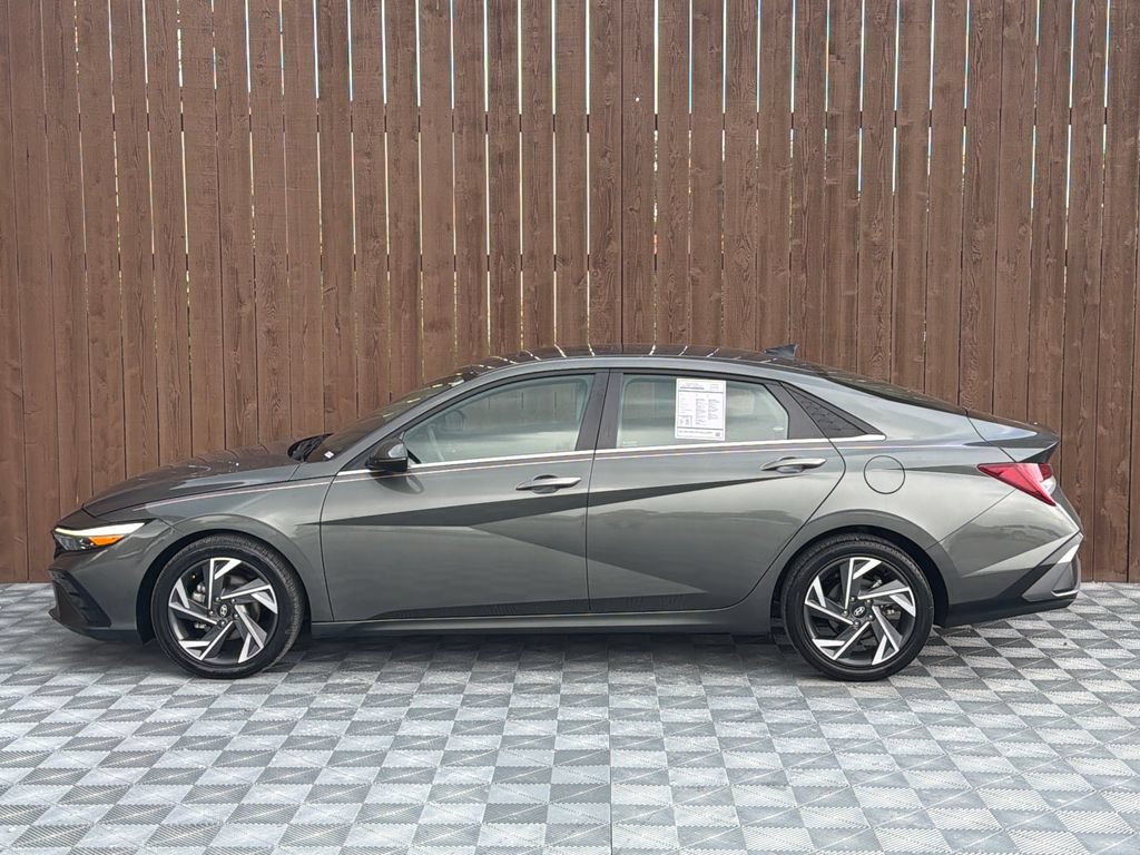 Used 2025 Hyundai Elantra Limited FWD image 15