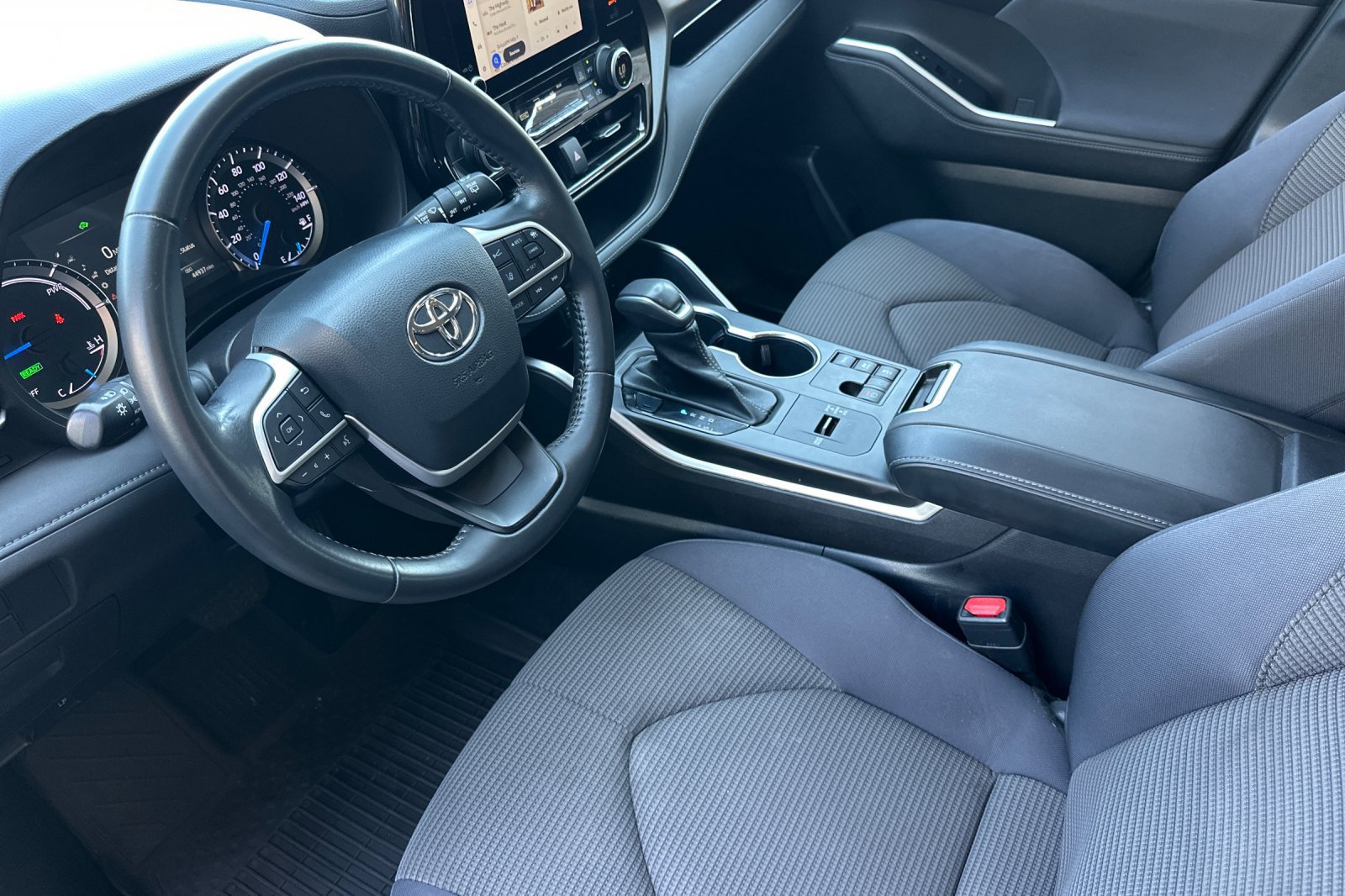 Used 2023 Toyota Highlander LE AWD/4WD image 9