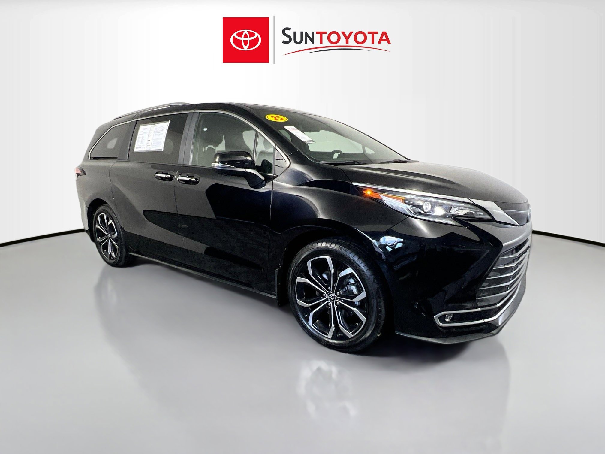 Used 2025 Toyota Sienna Platinum image 1