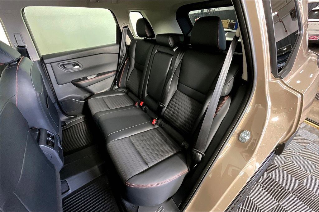 Certified 2025 Nissan Rogue SV image 15