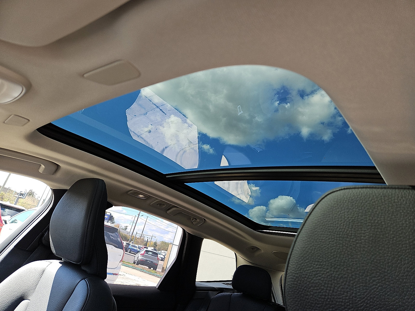 Certified 2023 Volvo XC60 B5 Plus w/ Climate Package image 14