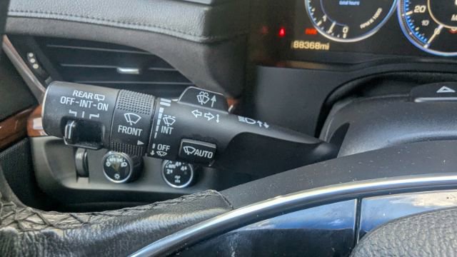 Used 2015 Cadillac Escalade Luxury image 33