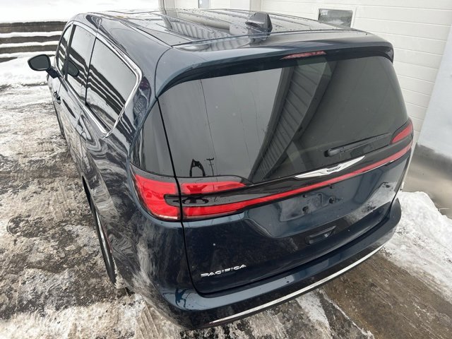 Used 2023 Chrysler Pacifica Touring-L image 4