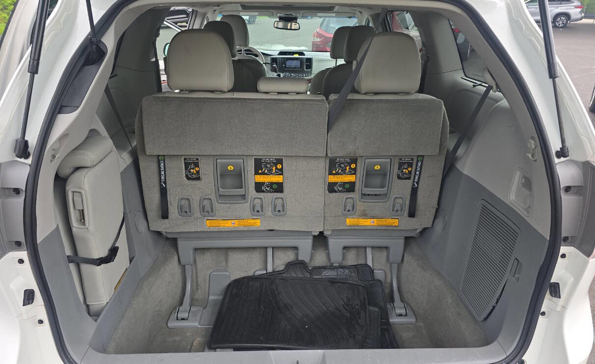 Used 2014 Toyota Sienna XLE image 12