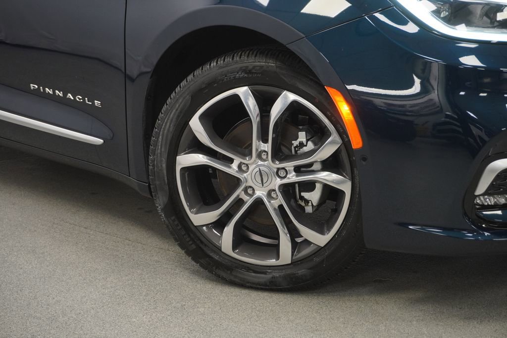 Used 2024 Chrysler Pacifica Pinnacle image 4