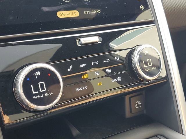 Used 2024 Land Rover Discovery Dynamic SE image 32