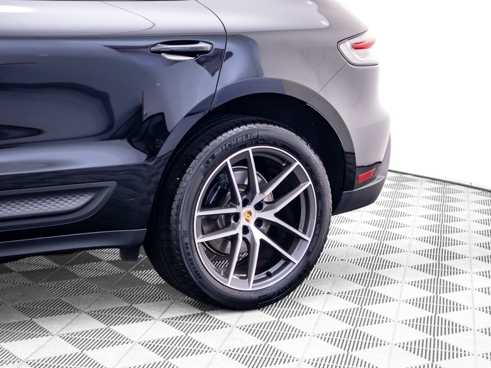 Certified 2025 Porsche Macan AWD/4WD image 34