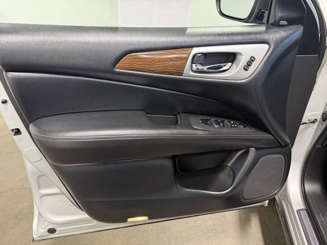 Used 2020 Nissan Pathfinder Platinum image 20