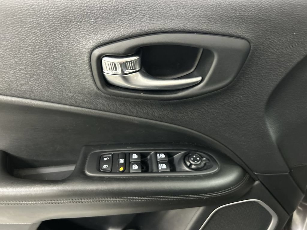 Used 2021 Jeep Compass Latitude w/ Sun and Sound Group AWD/4WD image 11