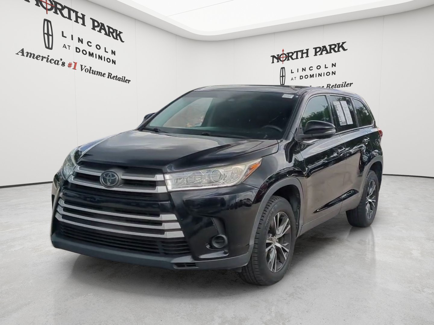 Used 2019 Toyota Highlander LE FWD image 1