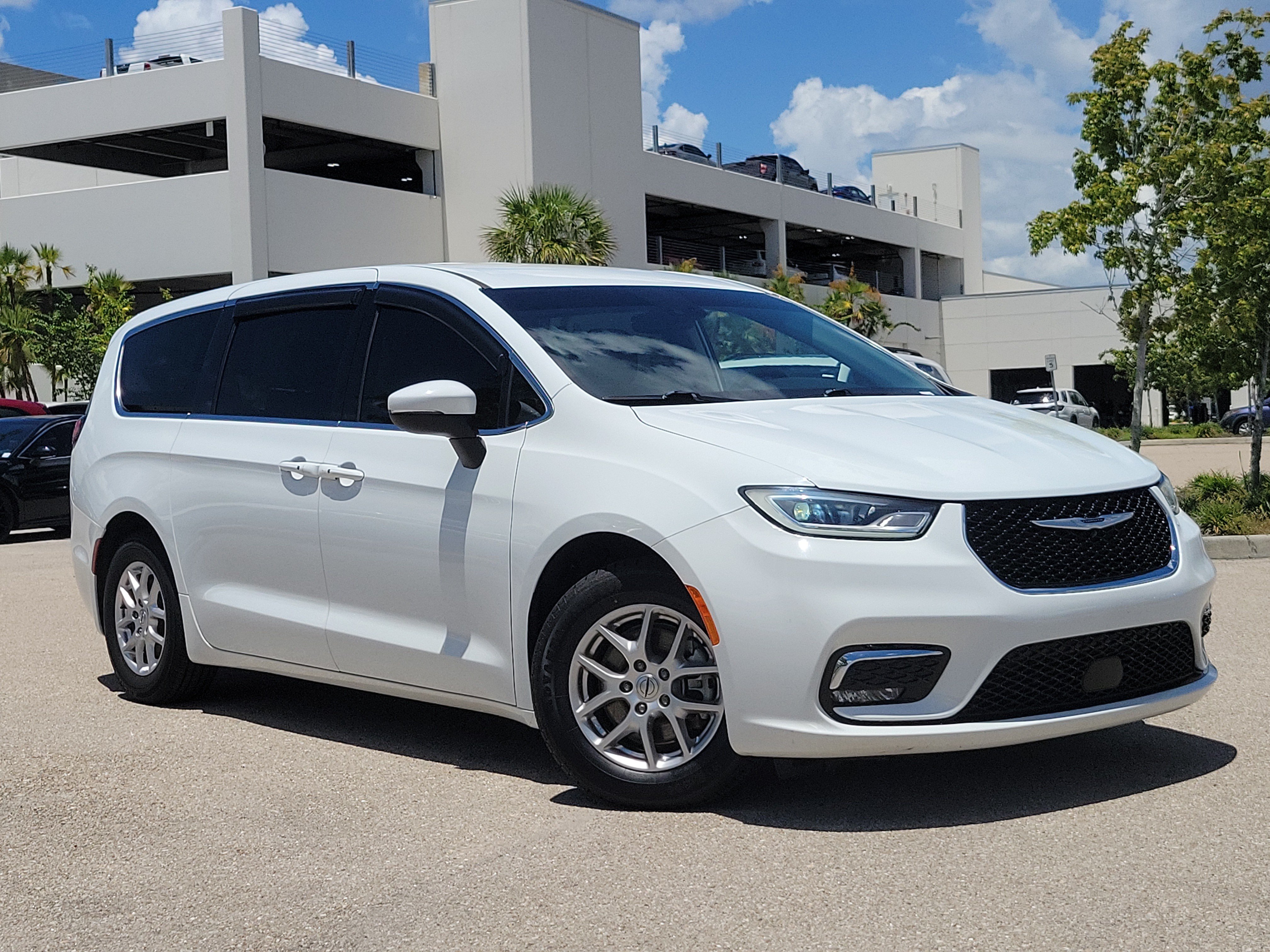 Used 2023 Chrysler Pacifica Touring-L FWD image 31