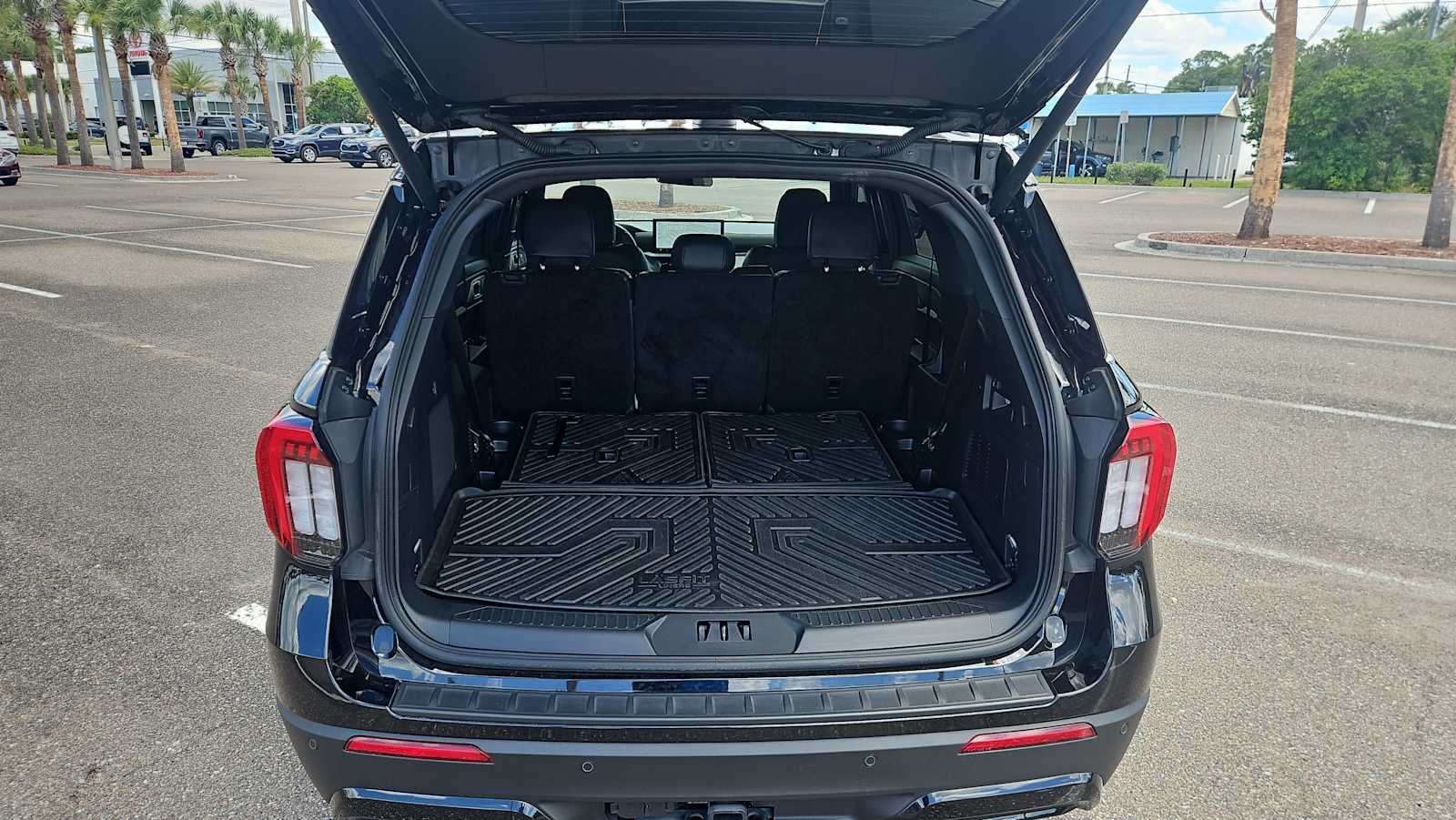 Used 2025 Ford Explorer ST-Line w/ ST-Line Street Pack AWD/4WD image 21