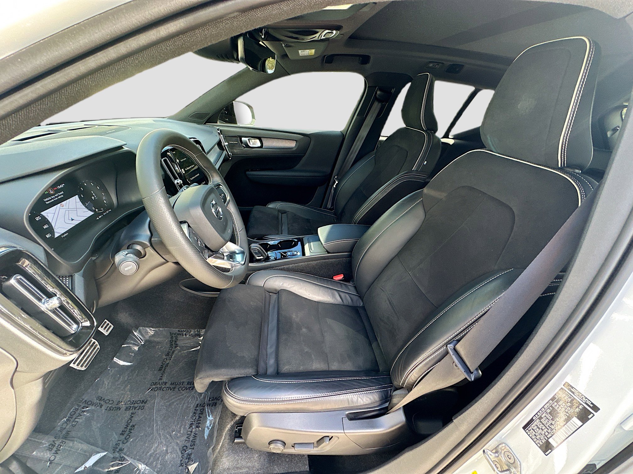 Used 2021 Volvo XC40 T4 R-Design image 21