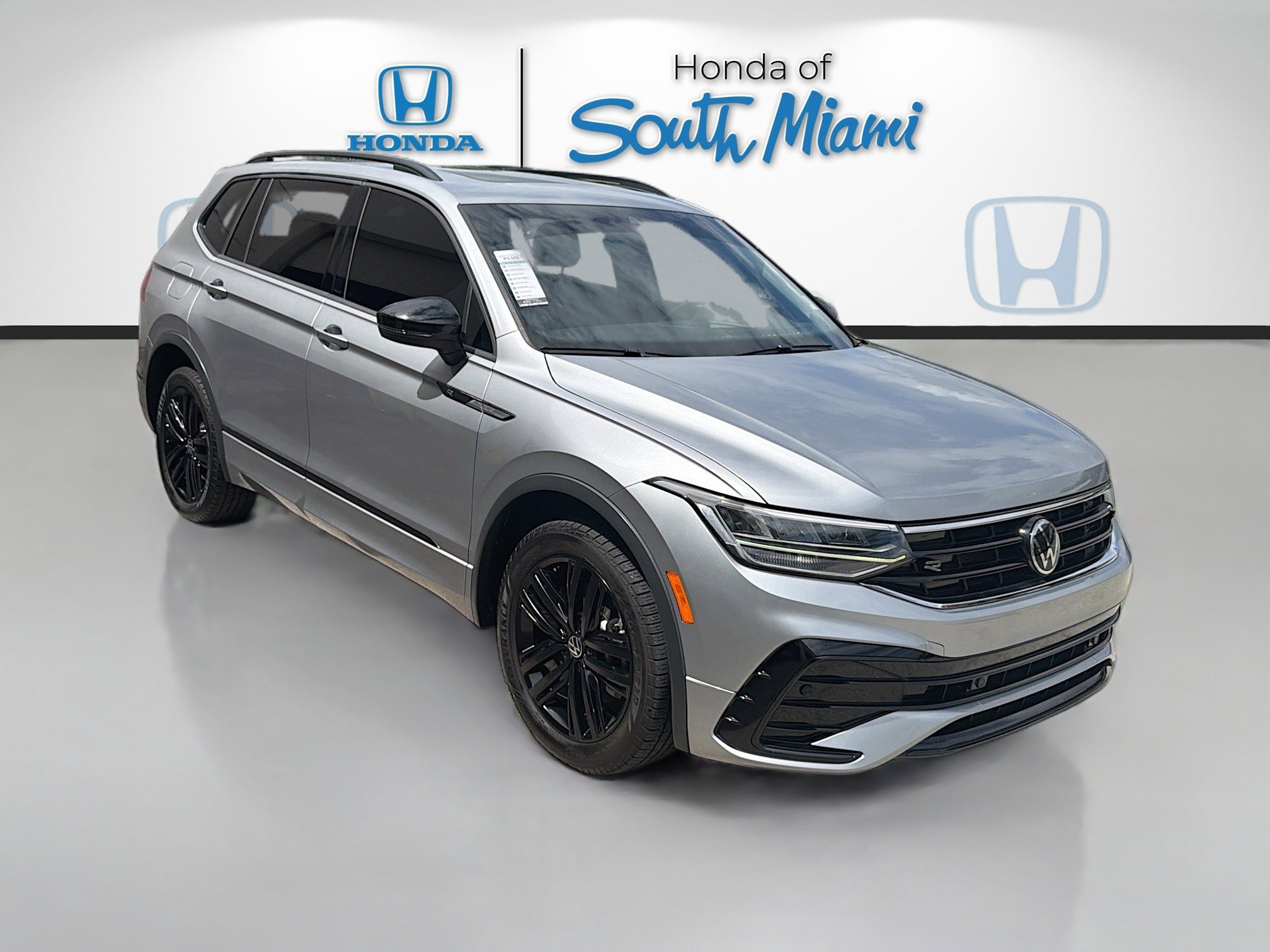 Used 2022 Volkswagen Tiguan SE R-Line FWD image 1