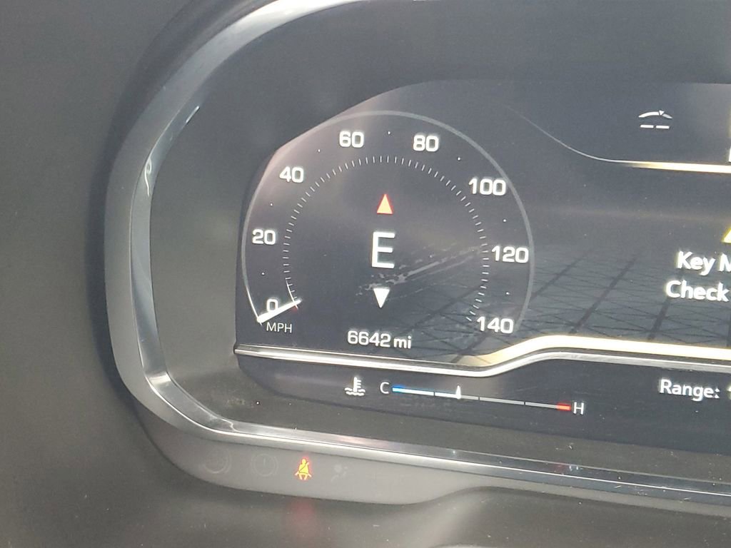 Certified 2024 GMC Yukon XL SLT w/ SLT Luxury Package image 12