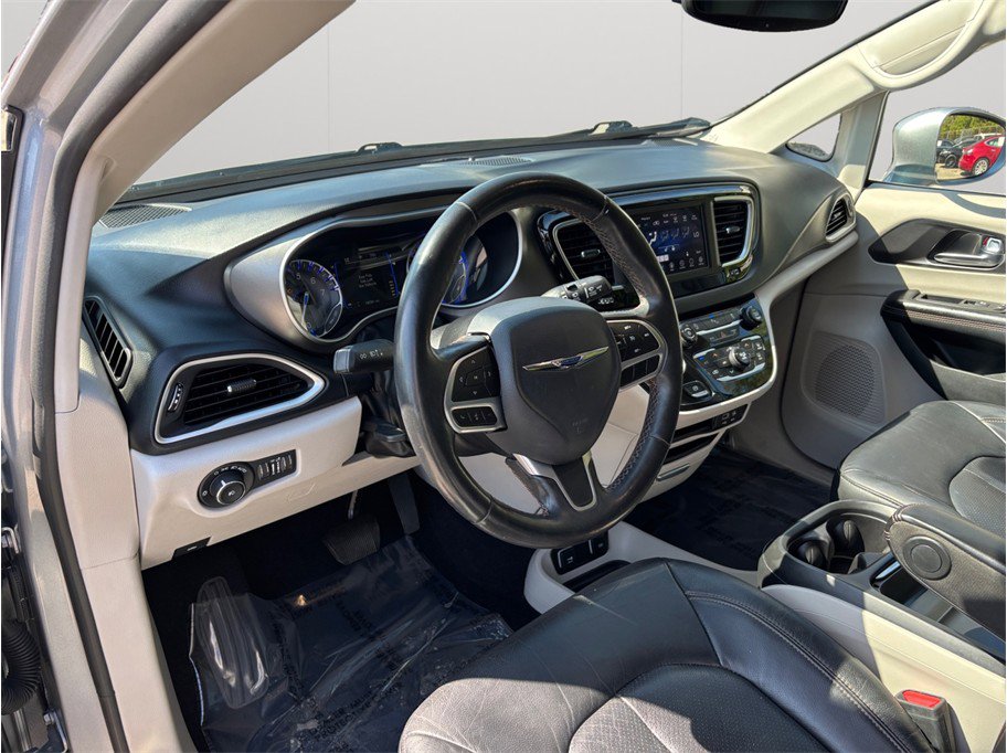 Used 2020 Chrysler Pacifica Touring-L FWD image 6