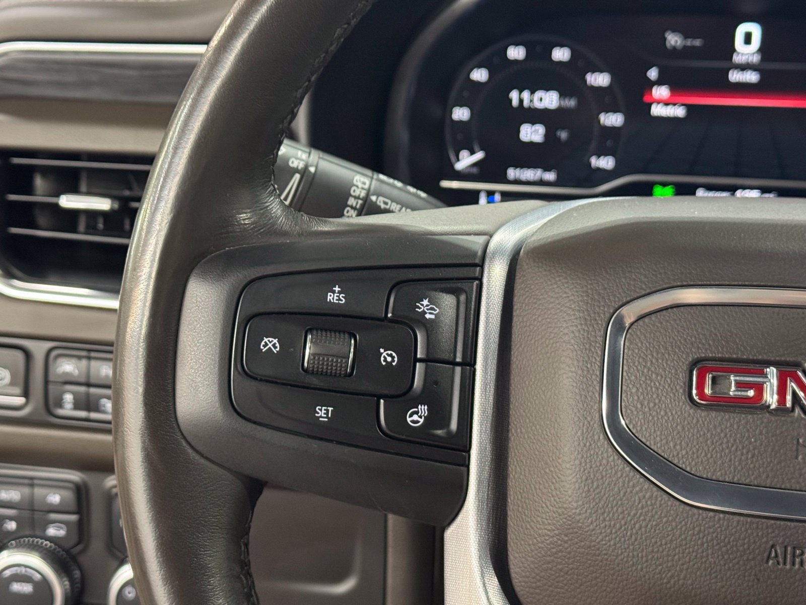Used 2022 GMC Yukon XL SLT w/ SLT Luxury Package AWD/4WD image 23