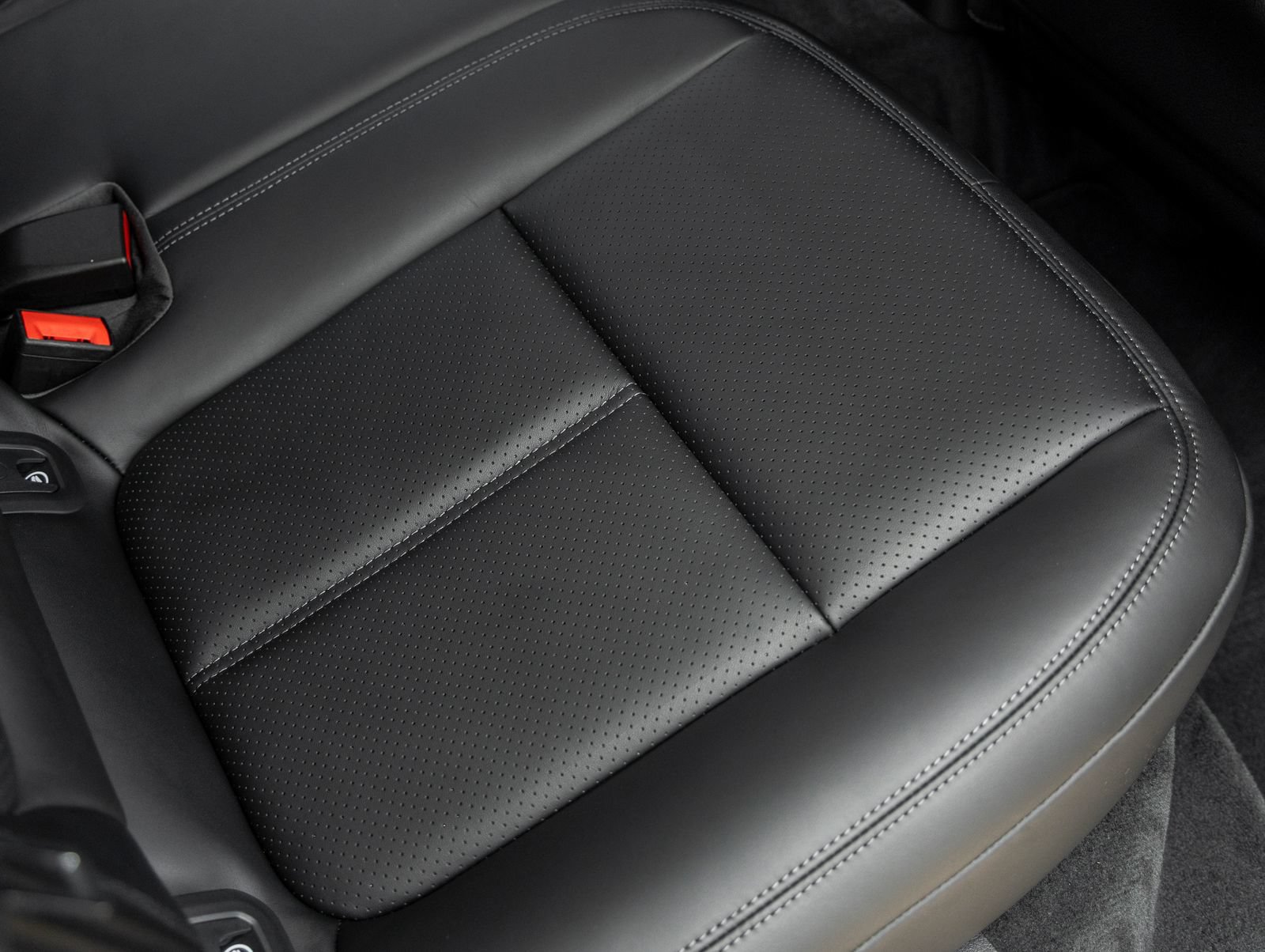 Certified 2026 Porsche Macan AWD/4WD image 38