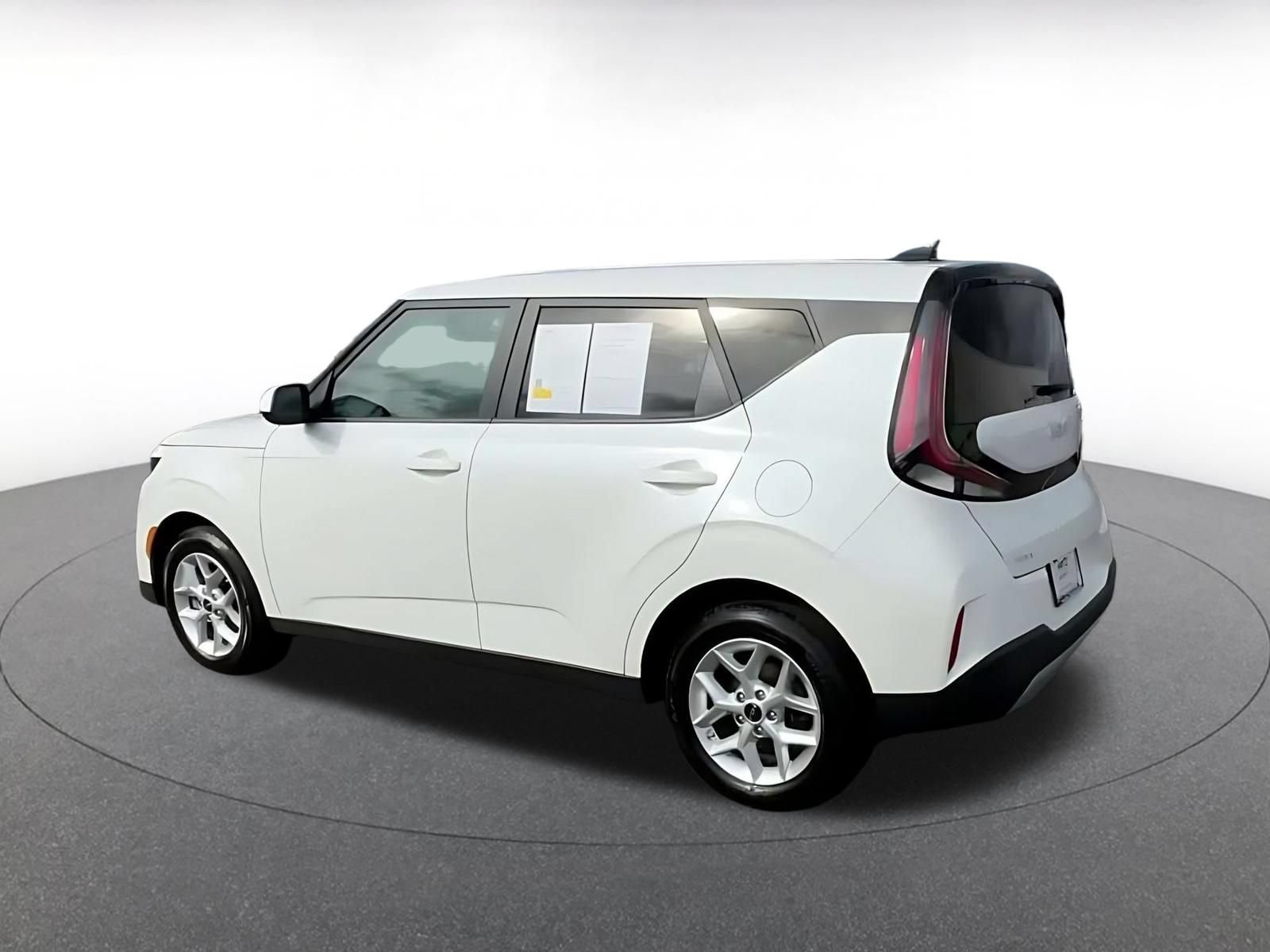 Used 2025 Kia Soul LX w/ LX Technology Package FWD image 9