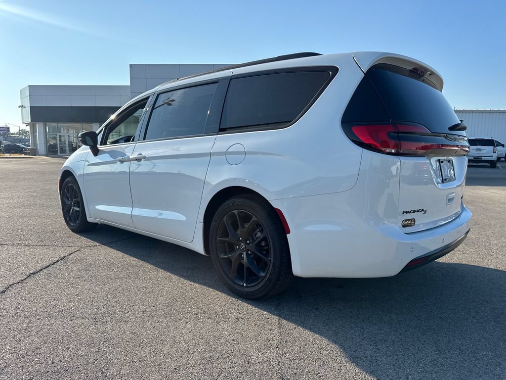 Used 2025 Chrysler Pacifica Limited FWD image 4