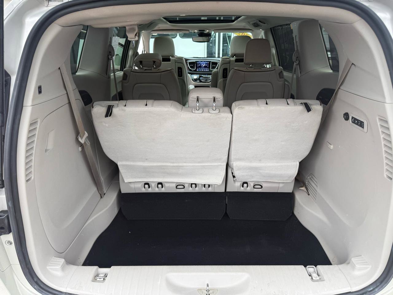 Used 2020 Chrysler Pacifica Limited w/ Tire & Wheel Group image 18