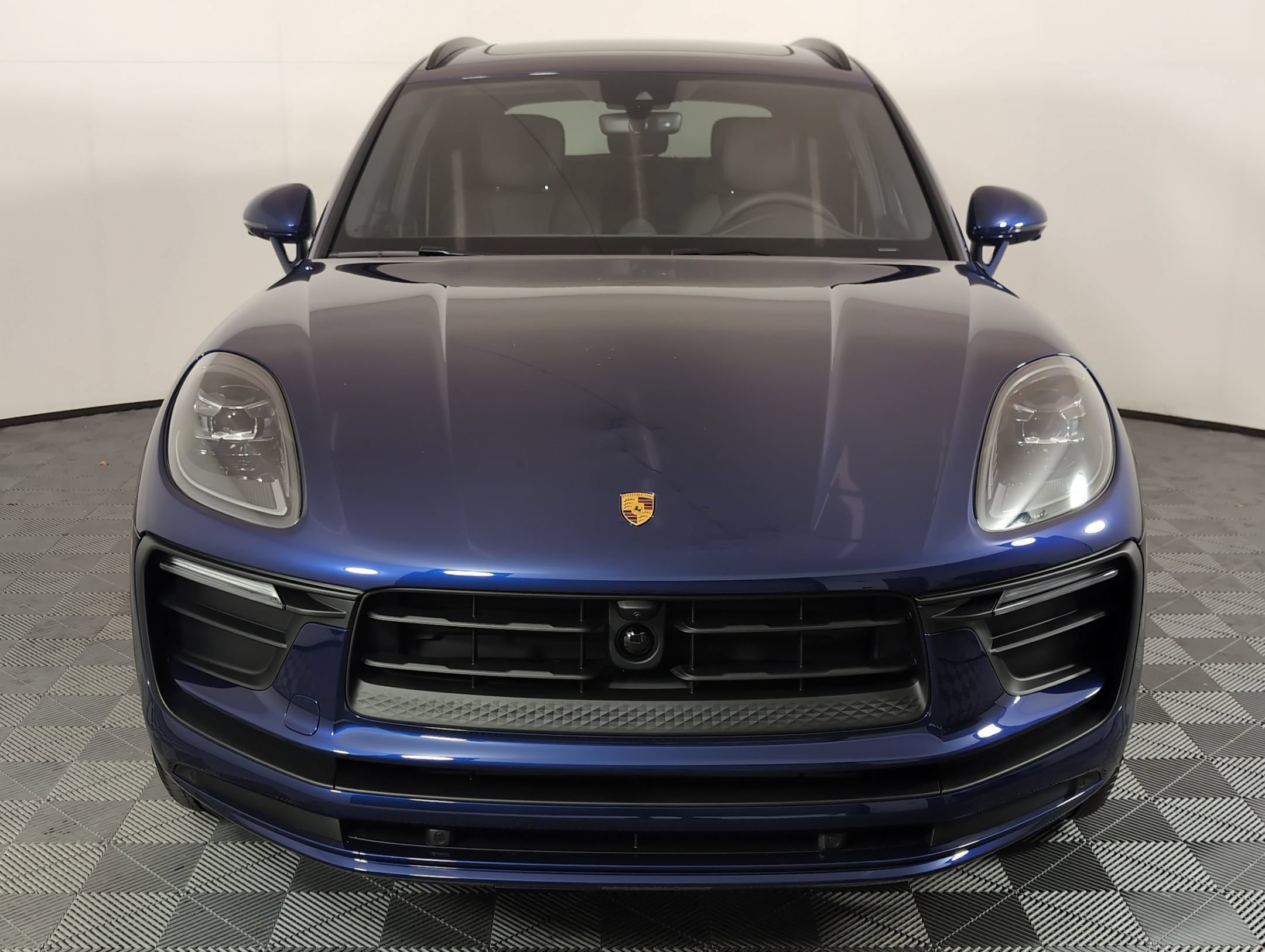 Certified 2025 Porsche Macan AWD/4WD image 11