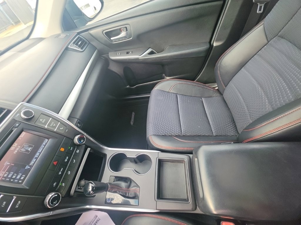 Used 2015 Toyota Camry SE w/ Moonroof Package FWD image 24
