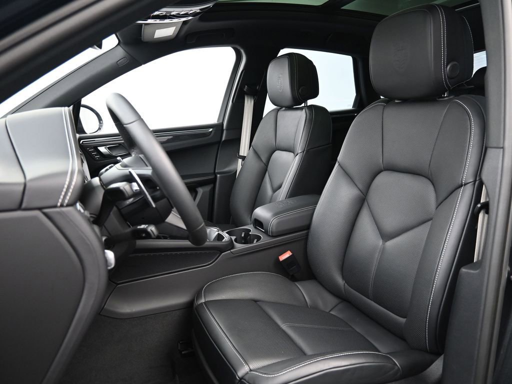 Certified 2025 Porsche Macan GTS image 5