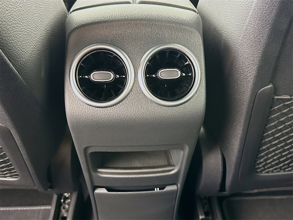 Used 2025 Mercedes-Benz GLB 250 4MATIC image 23