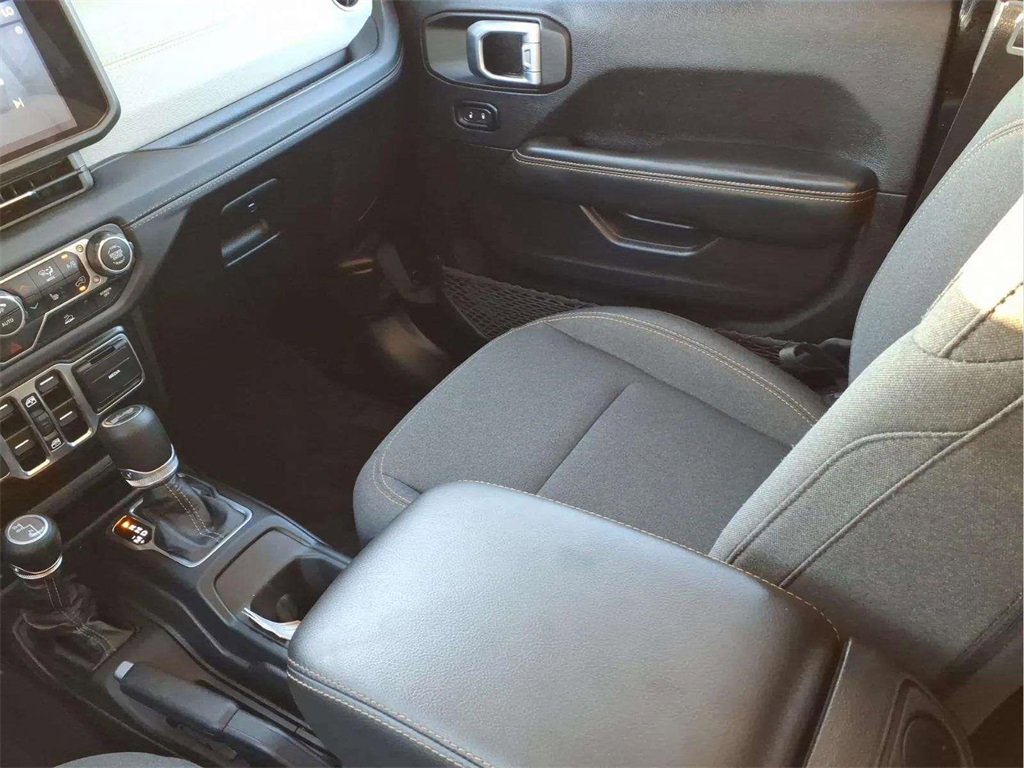 Used 2025 Jeep Wrangler Sahara image 13