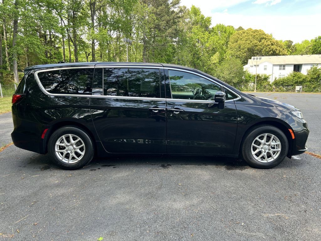 Used 2025 Chrysler Pacifica Select FWD image 2