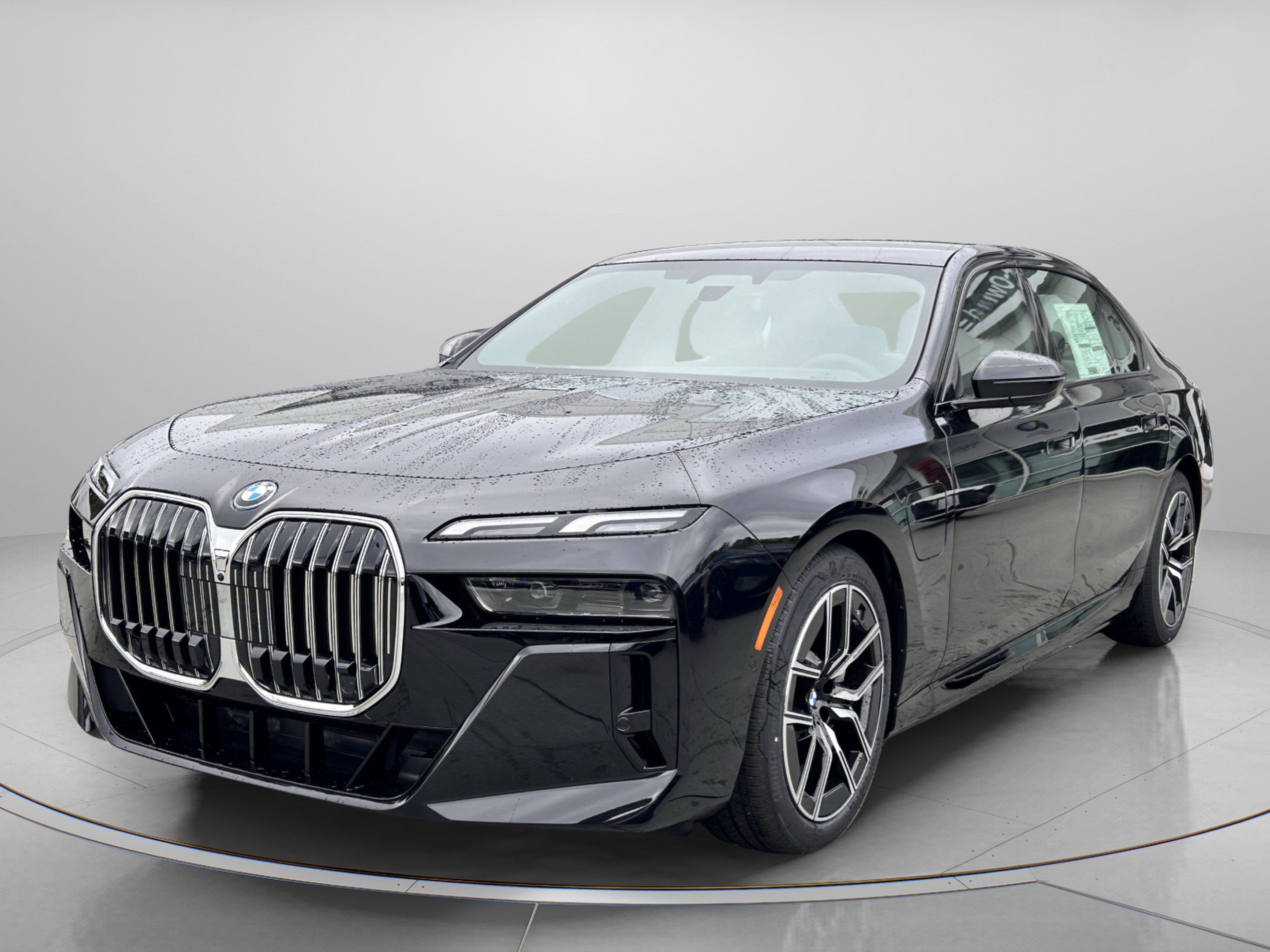 Used 2026 BMW 750e xDrive AWD/4WD image 2