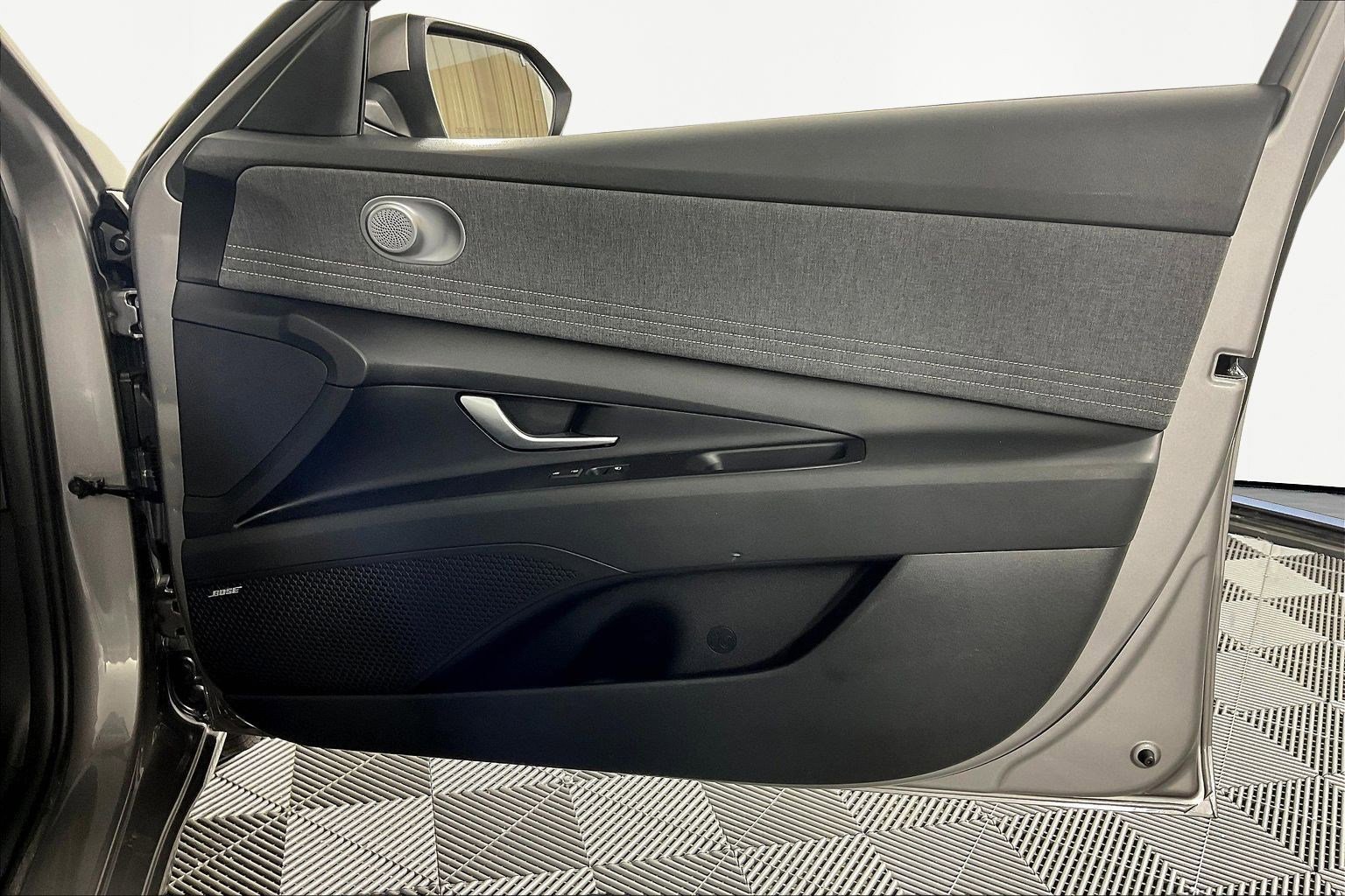 Certified 2022 Hyundai Elantra Limited w/ Preferred Accessory Package image 27