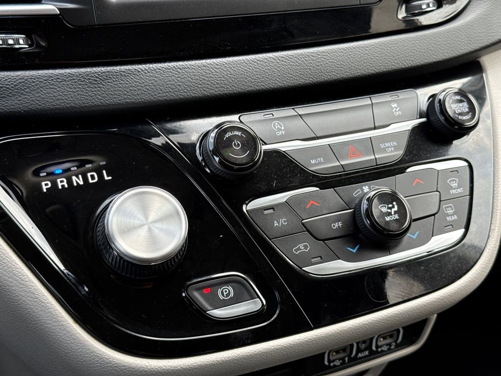 Used 2023 Chrysler Voyager LX image 25