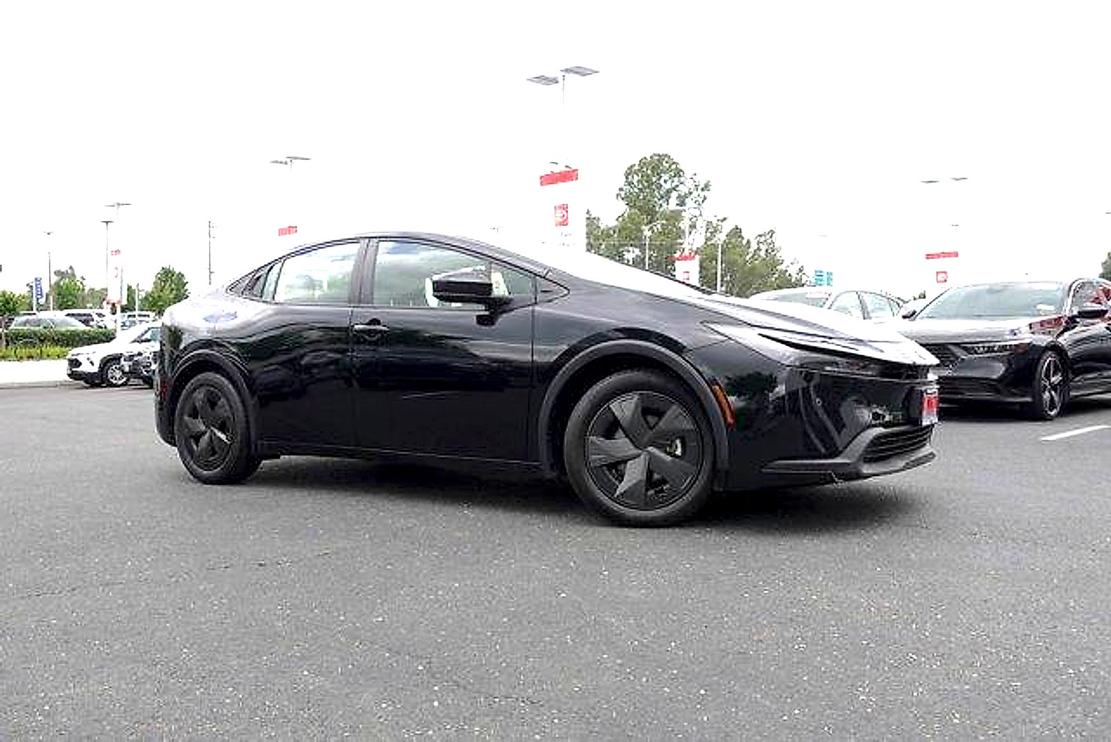 Used 2024 Toyota Prius LE FWD image 4