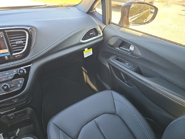 New 2026 Chrysler Pacifica Select w/ S Appearance Package FWD image 12