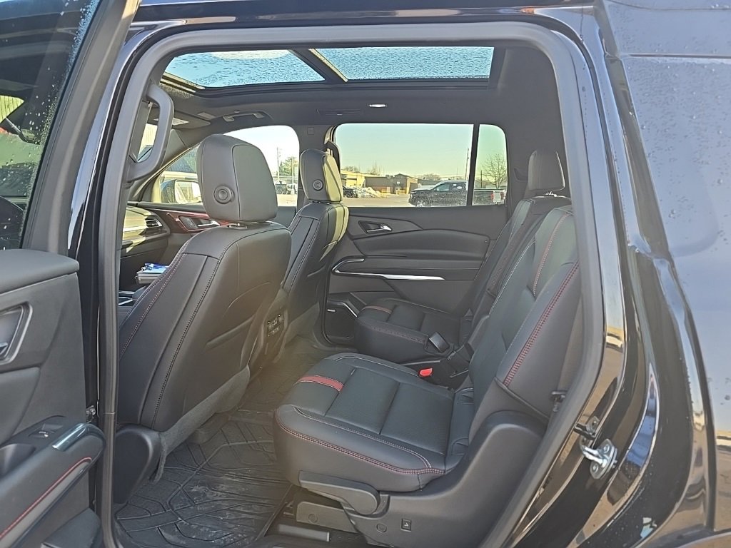 Used 2025 Chevrolet Traverse RS image 15