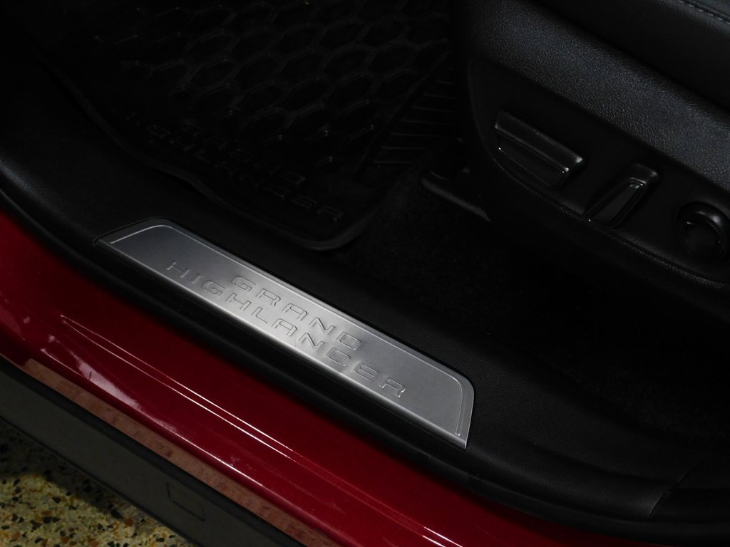 Used 2024 Toyota Grand Highlander Limited image 29