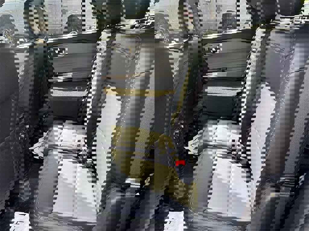 Used 2022 Ford Explorer XLT w/ Equipment Group 202A image 12