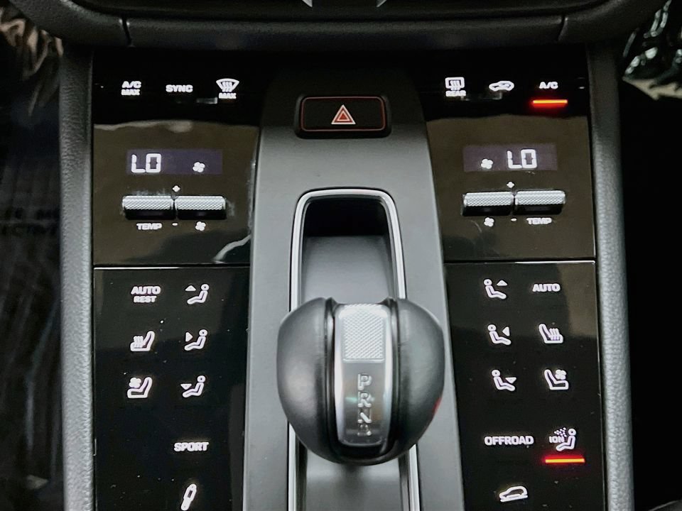 Certified 2026 Porsche Macan AWD/4WD image 18