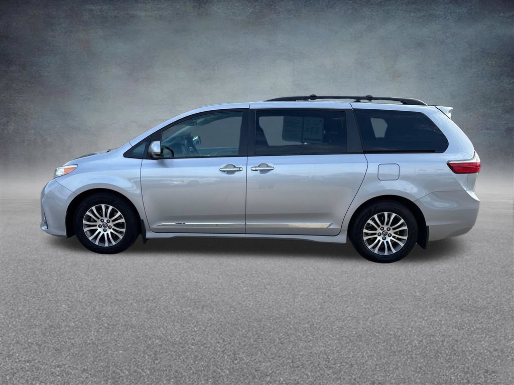 Used 2018 Toyota Sienna XLE w/ XLE Navigation Package FWD image 2