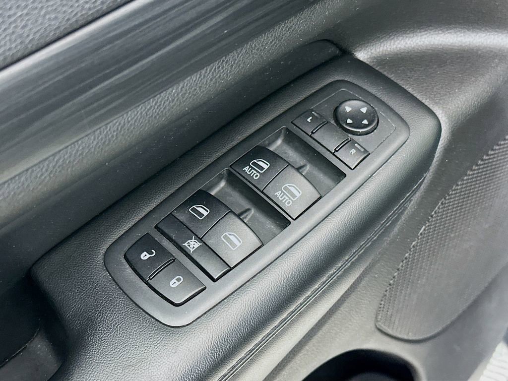 Used 2019 Jeep Grand Cherokee Laredo w/ Security & Convenience Group AWD/4WD image 23