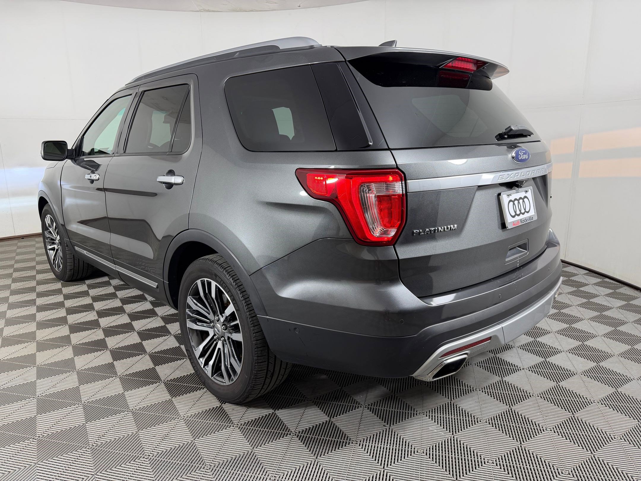 Used 2016 Ford Explorer Platinum AWD/4WD image 3