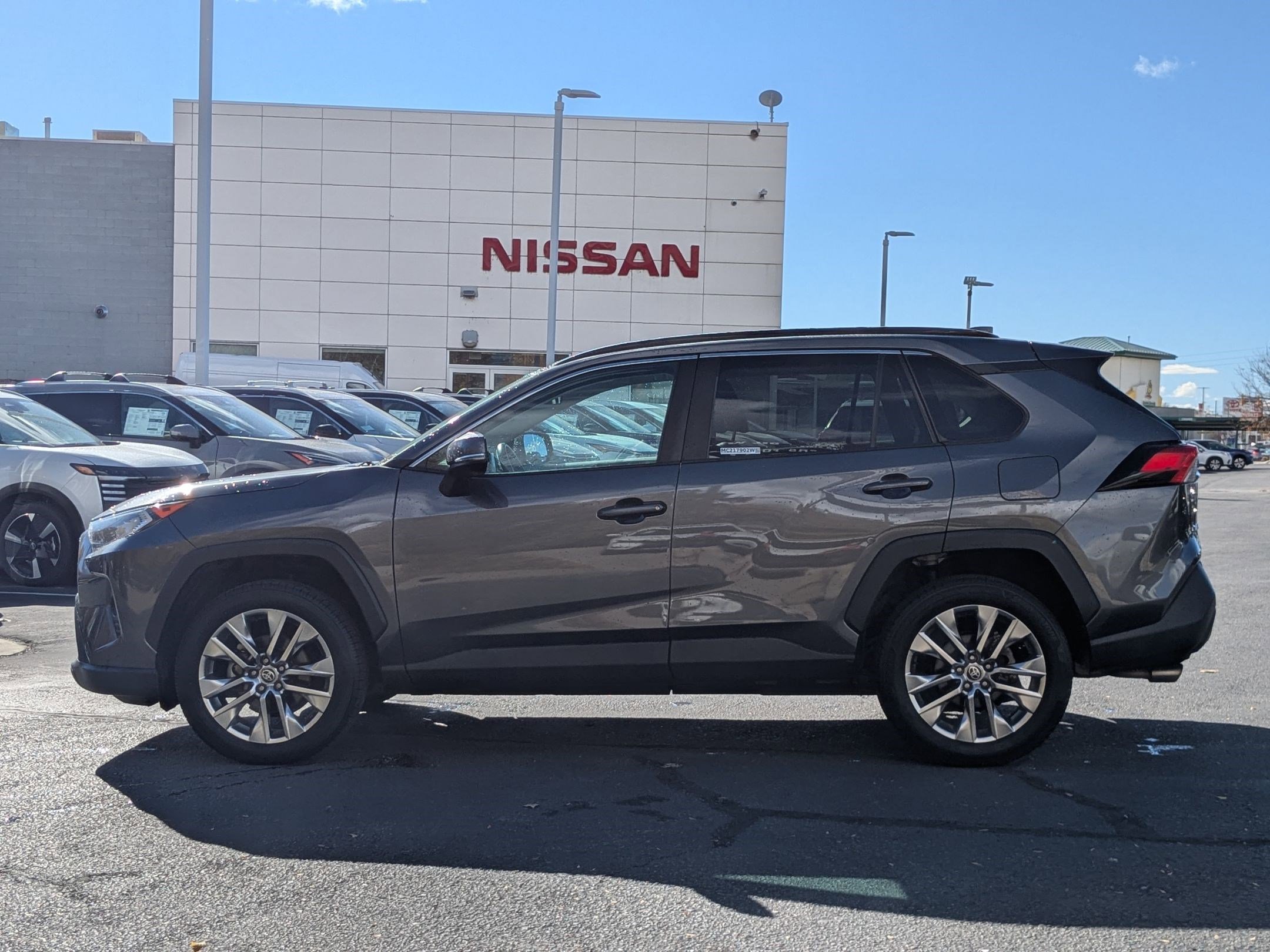 Used 2021 Toyota RAV4 XLE Premium image 9
