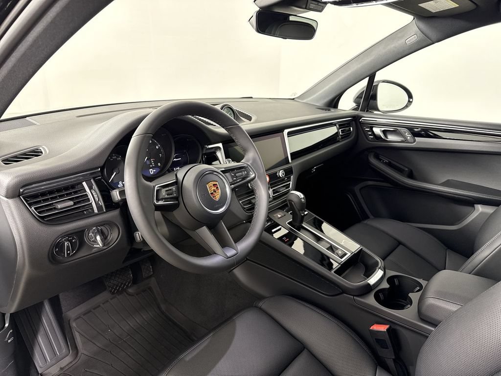 New 2026 Porsche Macan AWD/4WD image 4