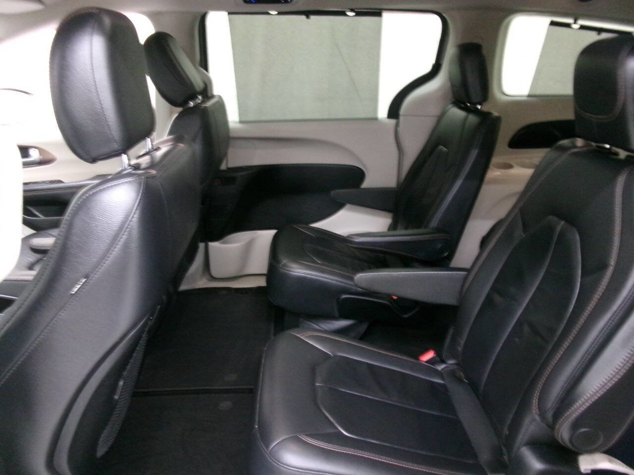 Used 2017 Chrysler Pacifica Touring-L image 12
