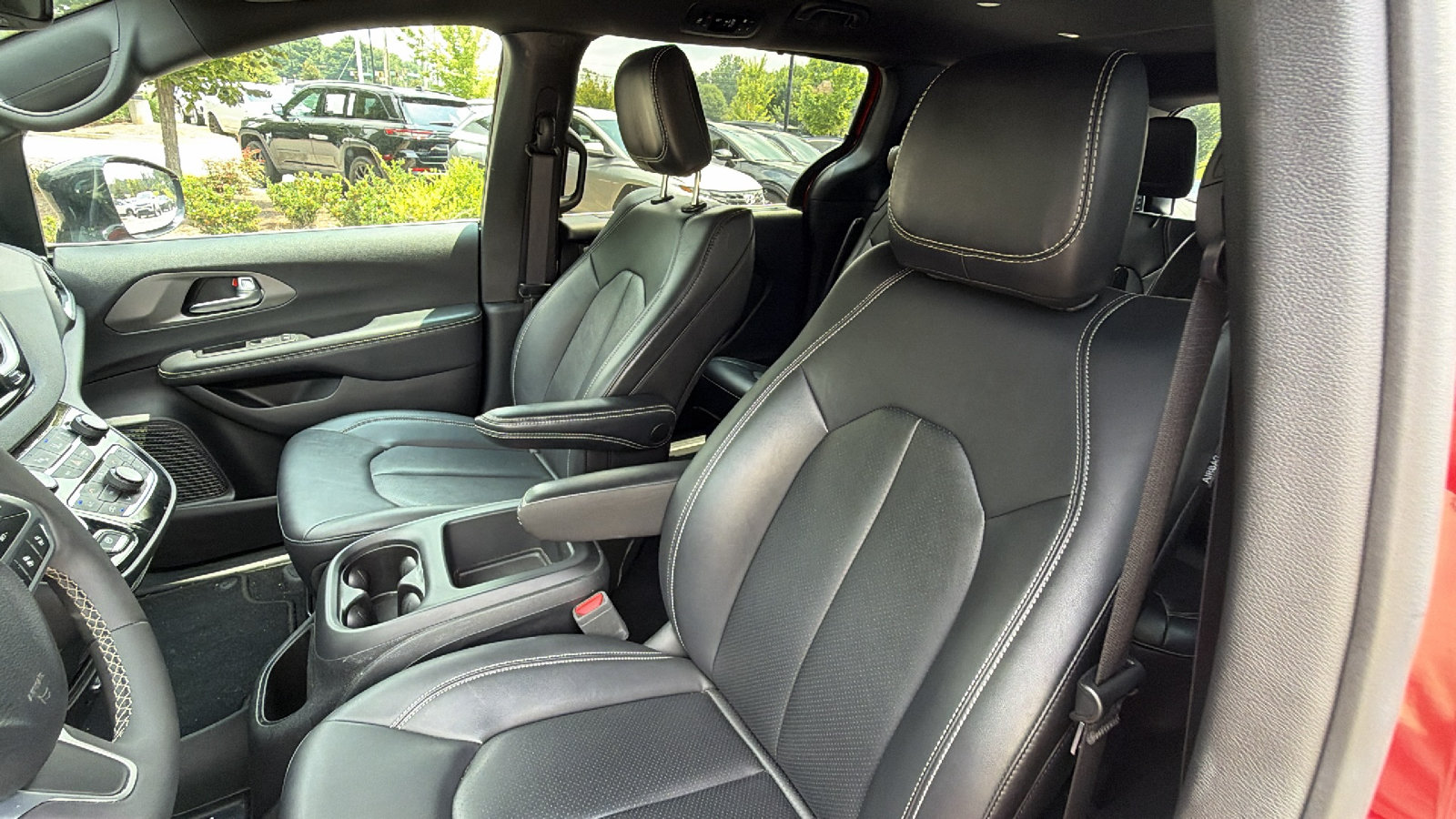 Used 2025 Chrysler Pacifica Select FWD image 17